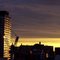 Baustelle Hochhaus im Sonnenuntergang mit Baukran 