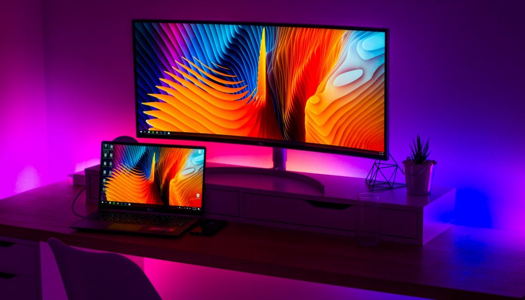 Angeschalteter Bildschirm und Laptop mit bunten Farben 