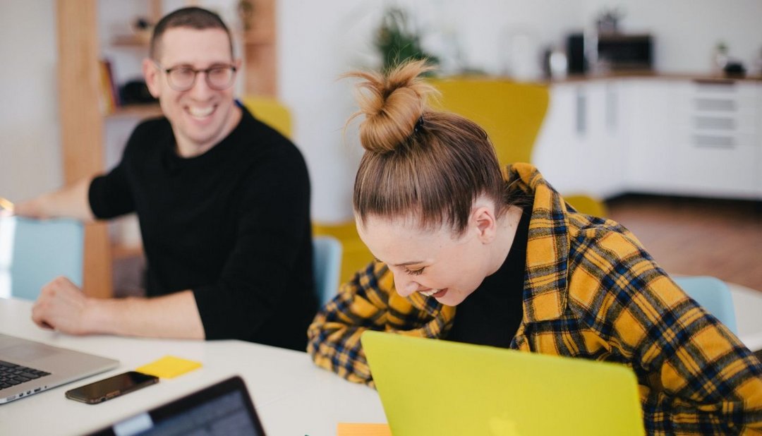 Mann und Frau im Büro